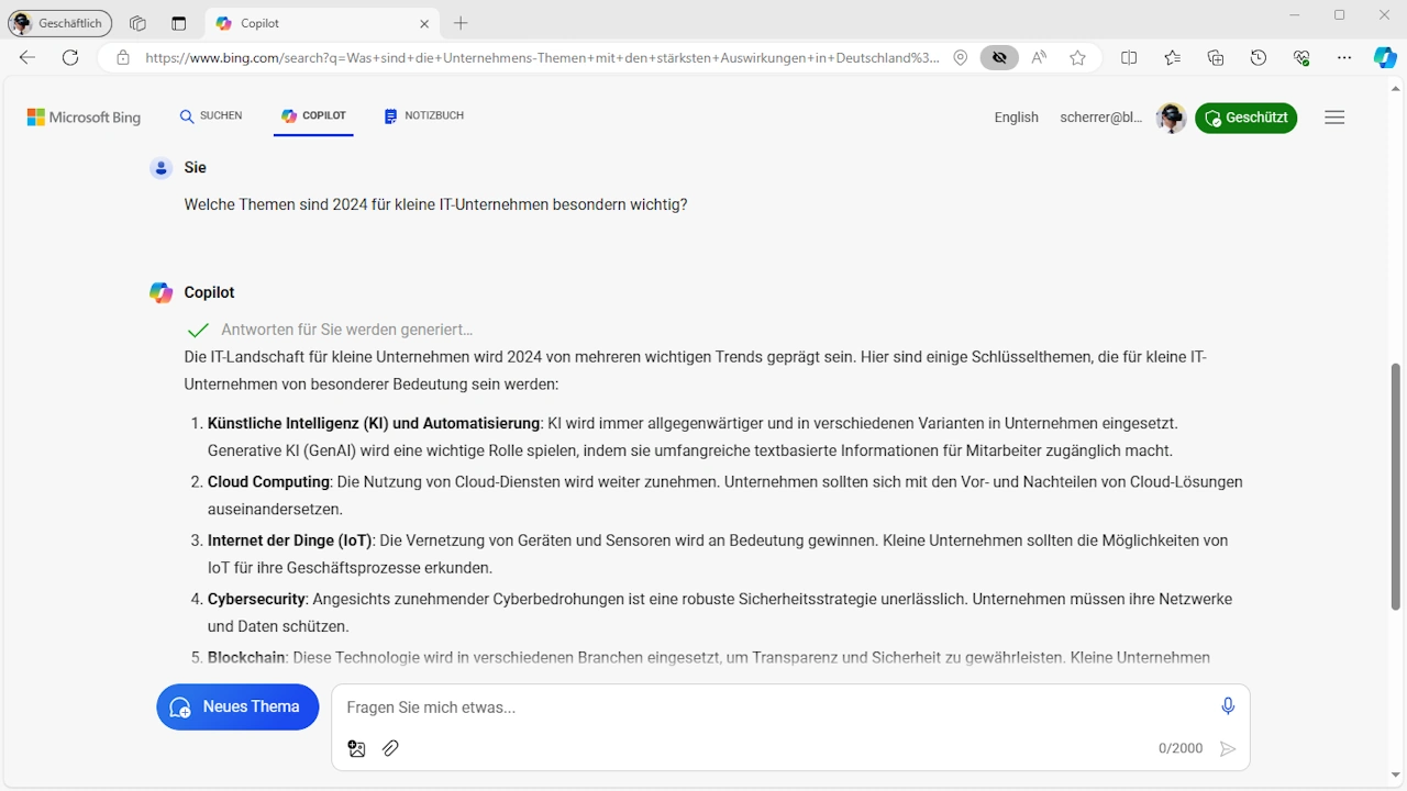 Abbildung zeigt einen Chatverlauf rechts am Rand zu einer SharePoint-Liste mit drei beispielhaften Erwartungen dreier interessierter Parteien zum Qualitätsmanagementsystem im Kanal der Geschäftsleitung in Microsofts Teams-Software